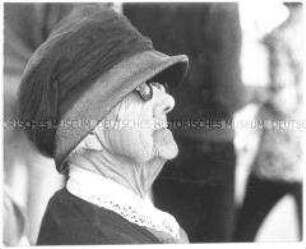 Ältere Dame mit Hut (Altersgruppe 18-21)