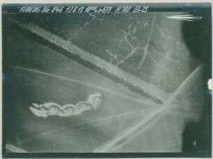 Foto der Fliegerübung "Windmühlenlager Ost" mit Schützenlinie (Luftbild)