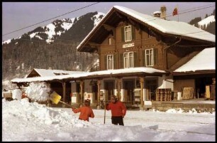 Saanen: Bahnhof im Schnee