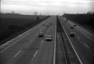 A 1: bei Ahrensburg: Blick von Brücke auf Fahrspuren: Autos