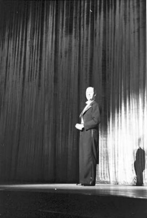 Wintergarten: Hans Ludwig konferiert