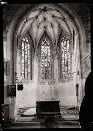 Evangelische Pfarrkirche innen; Ostwand im Chor nach Freilegung der Fresken