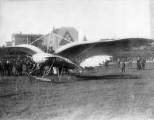 Ein Segelflugzeug auf dem Tempelhofer Feld