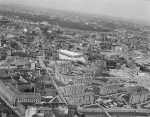 Luftaufnahme, Blick von Süd-Osten auf die Siedlung Springprojekt über die Blumengroßmarkthalle Richtung Kulturforum. Berlin-Kreuzberg, Nauenburger Straße, Lindenstraße, Kochstraße
