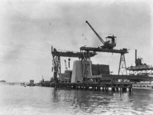 Hafen : Kräne im Hafen von Lobito