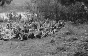 Ferienlager am Teufelssee : Kindergruppe am Ufer sitzend