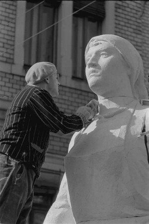 Der Bildhauer Walter Reinhold bei der Arbeit am Originalmodell der Trümmerfrau (Bronzeguß war für den Rathausplatz in Dresden bestimmt)