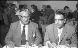 Freiburg: Colombi Hotel, Pressekonferenz [zur Eröffnung der Zweigniederlassung von Shell], Gruppen an Tischen