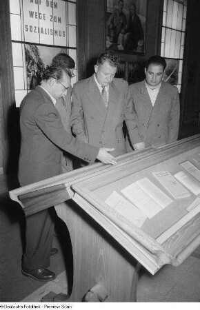 Dimiter Popoff (2.v.r.) und Raitscho Kirkoff (rechts) während des Erklärens eines Ausstellungsobjektes