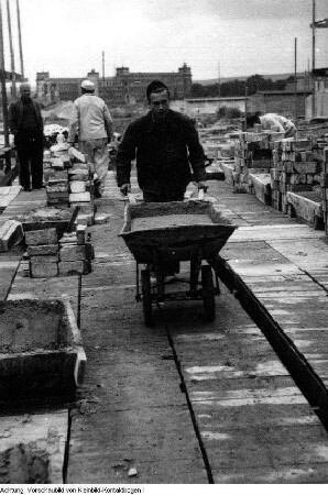 Dresden, Reportage über die Arbeit der freiwilligen Aufbauhelfer, Schüler der Prof.-Dr.-Zeigner-Schule Dresden, November 1953