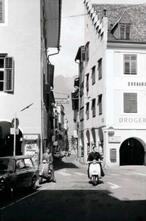 Meran: enge Gasse mit Rollerfahrer