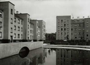 Kaiserslautern, Wohnsiedlung : Kaiserslautern. Wohnsiedlung. Straßenansicht mit Brunnenbecken