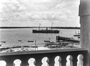 Dampfer vor Daressalam : Ein Dampfer vor der Küste von Daressalam