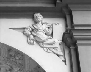Sitzende männliche Figur