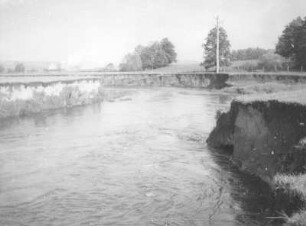Zittauer Becken. Tal der Lausitzer Neiße. Alte Neiße (nach Neißeverlegung 1933). Blick flussabwärts zum Kraftwerk Hirschfelde