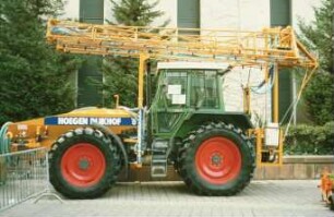 Fotografie: Traktor, Geräteträger, Feldspritze angebaut, Transport