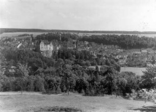 Sigmaringen. Stadtansicht mit Schloß und Pfarrkirche St. Johannes. Blick nach Südwesten über das Donautal