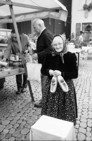 Freiburg: Marktfrau mit Strohschuh