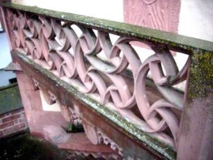 Traufseite Süd - Umgang - Masswerk der Brüstung