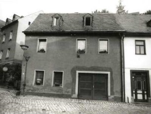 Schwarzenberg. Wohnhaus, Vorstadt 1. Straßenfront mit Einfriedung