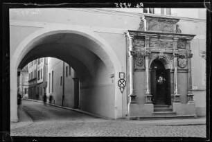 Lauban (Luban/Polen). Brüderstraße, Portal des königlich preussischen Standesamtes mit Tor