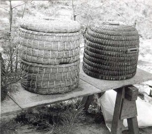Bienenkörbe : Traditionelle Arbeiten. Zwei Bienenkörbe