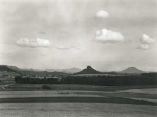Sächsische Schweiz. Ebenheit zwischen Wolfsberg und Zirkelstein. Blick gegen Zirkelstein und Rosenberg (Růžovský vrch)