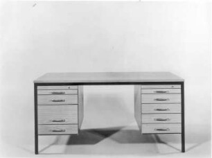 Schreibtisch : Schreibtisch. Holz, folienbeschichtet in Eichenholzoptik, Metall, schwarz beschichtet (1982; VEB Märkische Möbelwerke Trebbin). Leipziger Herbstmesse, 1982