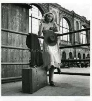 Berlin, junge Frau am Schalter des Anhalter Bahnhofs, Sommer 1948