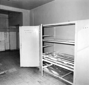 Dresden-Hellerau, Karl-Liebknecht-Straße 56. Festspielhaus (1911; H. Tessenow). Ehemaliges Kasernengebäude (1938). Ehemalige Küche. Teilansicht mit geöffnetem Schrank für Porzellan und Geschirr
