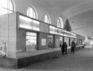 Bahnhof Dresden-Neustadt, Empfangsgebäude, Schalterhalle. Einbau (1971) für die Fahrkartenschalter : Dresden-Neustadt, Schlesischer Platz. Bahnhof Dresden-Neustadt, Empfangsgebäude, Schalterhalle. Einbau (1971) für die Fahrkartenschalter