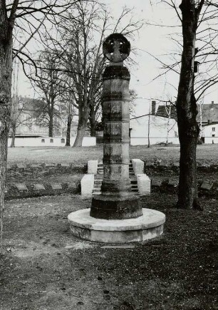 Denkmalsanlage für die Gefallenen des 1. Weltkrieges : Denkmalsanlage für die Gefallenen des 1. Weltkrieges. Porphyr, Tonplatten, glasiert (1919/1922). Stele. Frohburg, Alter Friedhof