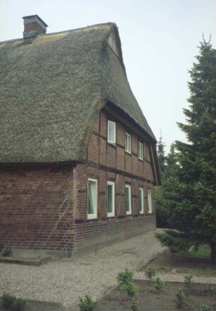 Wilstedt: Dorfring 7: traufständiges Bauernhaus mit Reetdach: Giebelseite Wohntrakt mit Fachwerk