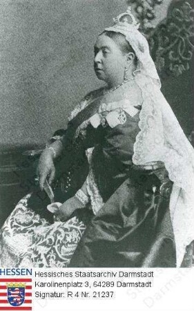Victoria Königin v. Großbritannien und Irland geb. Herzogin v. Kent (1819-1901) / Porträt, im rechten Halbprofil, sitzend, Kniestück