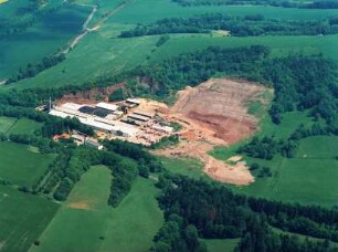 Teistungen, Hundeshagener Straße 3. Ziegelwerk Erlus AG. Luftbild-Schrägaufnahme von Westsüdwest