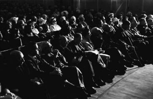 13. Tagung 1963 Medizin; Eröffnung Lindau 1.7.63: Sitzreihen im dunklen Saal