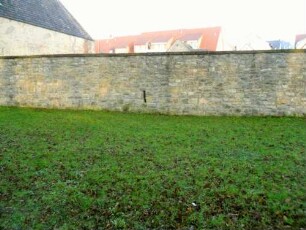 Stadtbefestigung-Ansicht im Süden (südwestlich des Himmeltirms) mit Stadtmauer (Wehrgang mit Steinbrüstung abgetragen) über Feldseite (Graben verfüllt)