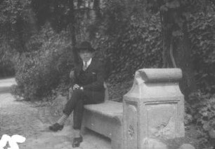 Mann auf einer Steinbank (Lateinamerika-Aufenthalte 1928/1942 – 1. Chile 1928)