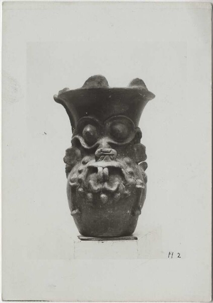 Tlaloc-Gefäß aus geglättetem schwarzen Ton. Höhe: 22 cm.