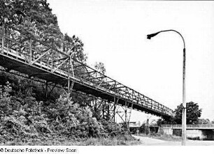 Löbau. Kohletransportbahn (Industrieseilbahn) zwischen Bahnhof und ehemaliger Färberei Römer AG. Seilbahn. Straßenansicht (in Richtung Eisenbahnbrücke)