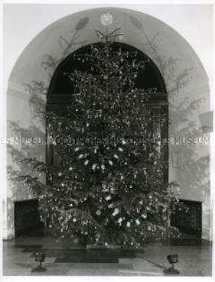 Weihnachtsbaum mit schwedischem Baumschmuck im Foyer des Zeughauses