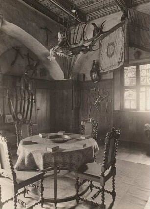 Sachsen. Meißen-Siebeneichen. Schloss Siebeneichen, Waffenzimmer mit historischen Waffen und Fahnen, so der Fahne der Sächsischen Freiwilligen von 1813 (auch "Sachsenbanner" oder "Körnerfahne" genannt)