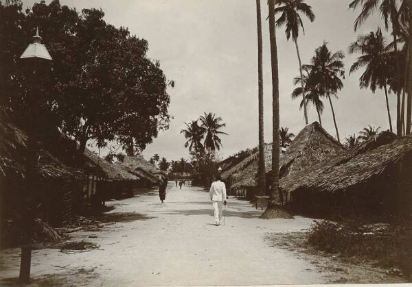 Homme en costume blanc dans la rue