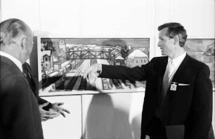 Bernau: Regierungspräsident Person und Preisträger Helmut Müller-Wiehl vor Gemälde "Bahnhof Donaueschingen"