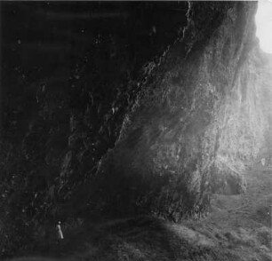 Lotte Ehrhardt in einer Höhle, Island