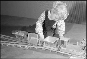 Orschweier: Holzspielzeug Götze, Kind mit Eisenbahn