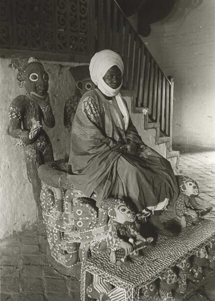 Le roi de Fumban sur le trône. Il est le cousin ( ?) du roi Njoya, expulsé en 1931, et est installé ici par l'administration du mandat français.