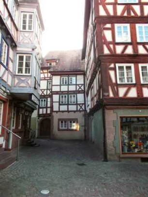 Stadtbild-Schloßgasse - Seitengasse nach Westen mit Baubestand in Fachwerk (Riegelbauweise) auf steinernem Stock in Übersicht