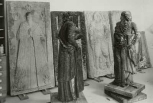 Grabplatten für Dorothea von Bernstein (gest. 1606) und Thomas von Bernstein (gest. 1618) aus der Nikolaikirche & Statuen von Petrus und Paulus vom Portal der Südvorhalle der Schleinitzkapelle