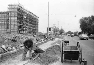 Ausbau der Kreuzung Durlacher Allee/Weinweg mit Abbiegerspur nach rechts in den Weinweg und Bau einer voll verkehrsabhängigen Lichtsignalanlage.